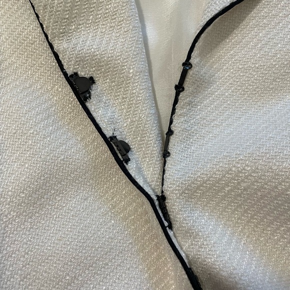 🌟🌟SALE. Lovely Kenneth Jay Lane off white 2 piece skirt suit Size 10🌟🌟 - Picture 5 of 10